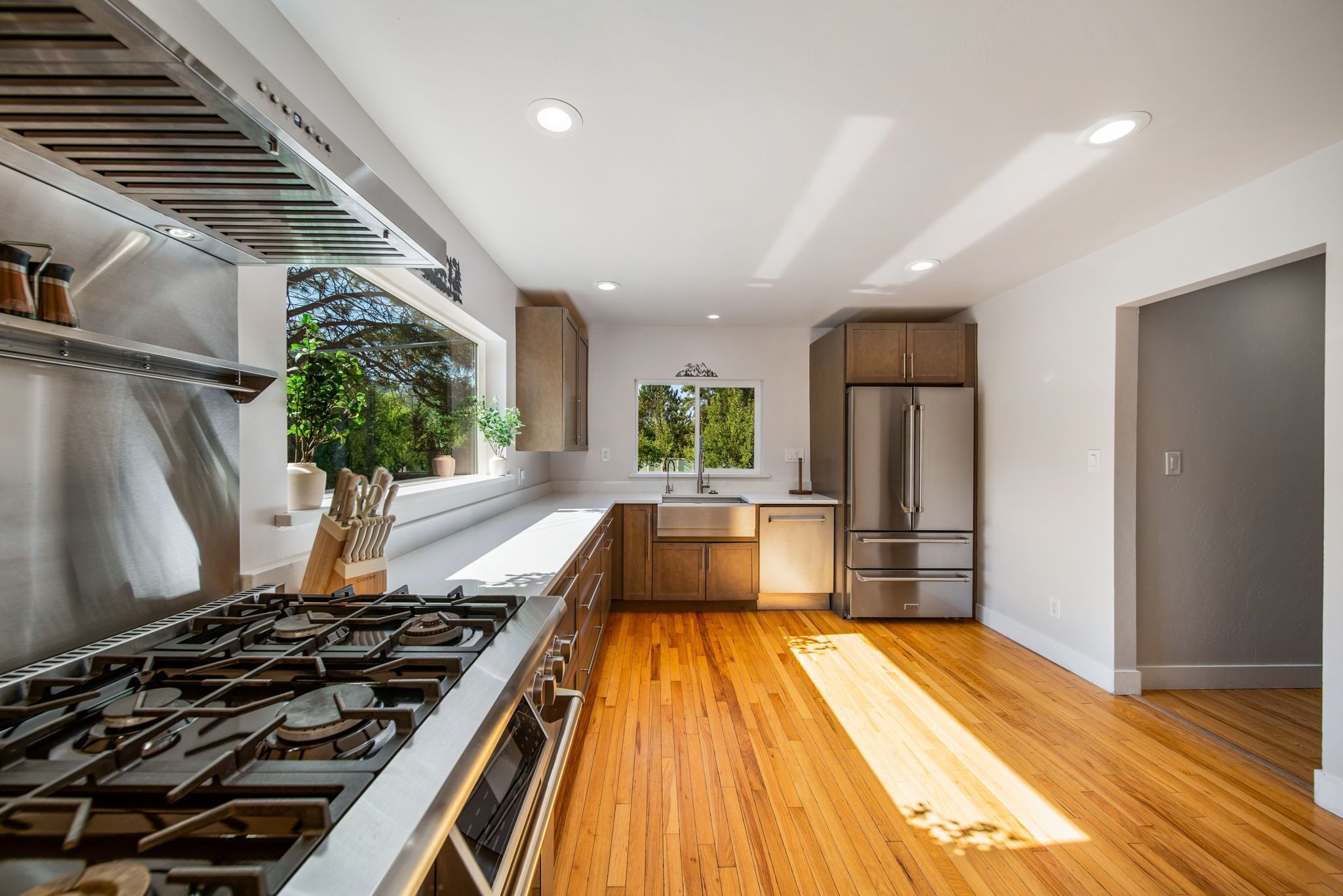 Een koelkast, een magnetron, een oven, een kookplaat