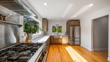 Microondas, horno, parrilla de estufa y lavavajillas