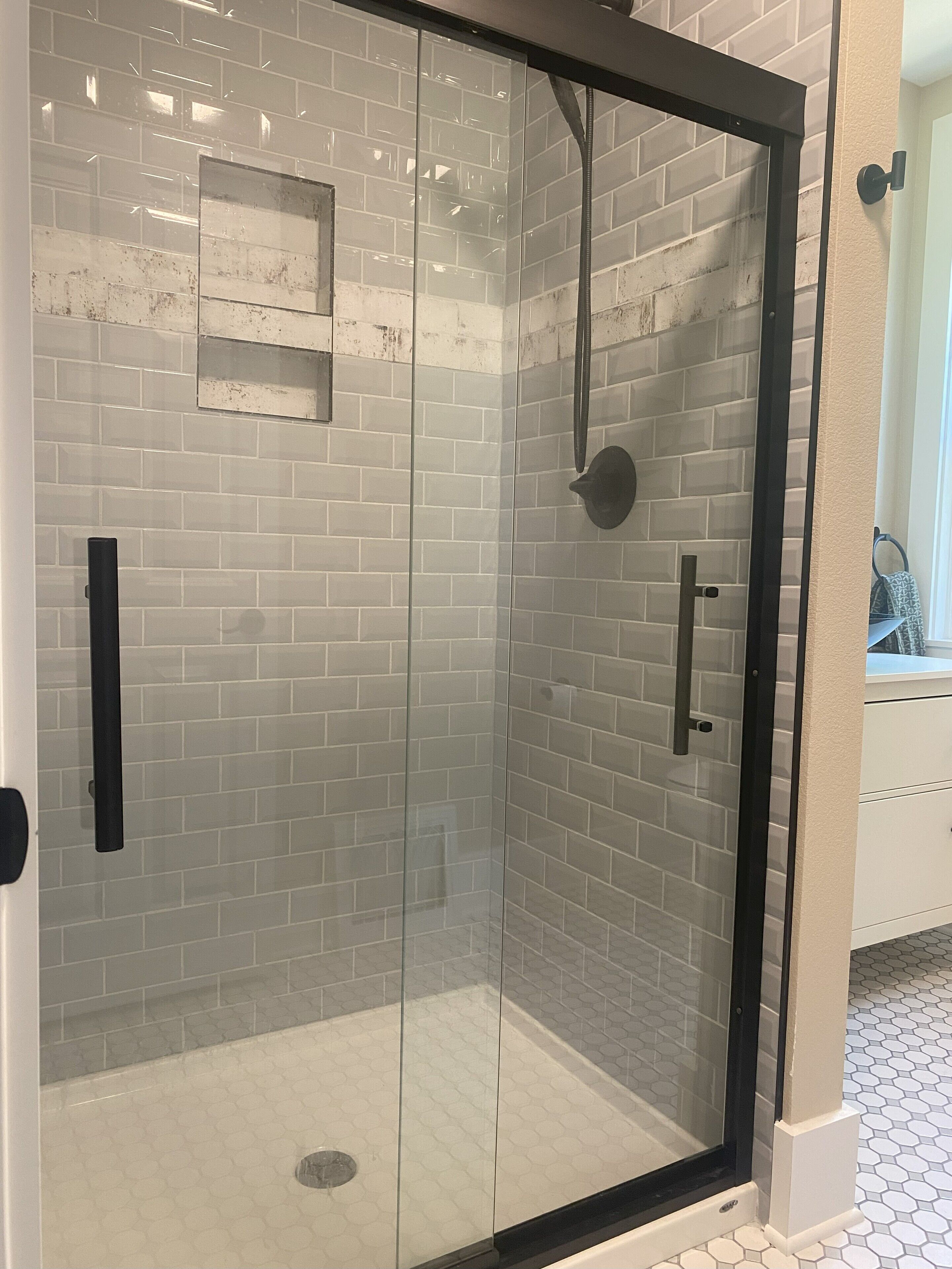 Sèche-cheveux, serviettes fournies, savon, papier toilette