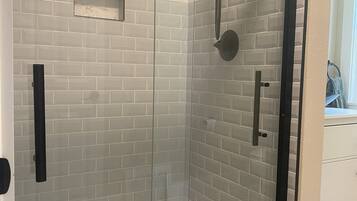 SĂšche-cheveux, serviettes fournies, savon, papier toilette