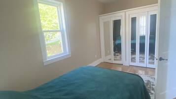 1 dormitorio, tabla de planchar con plancha, wifi y ropa de cama