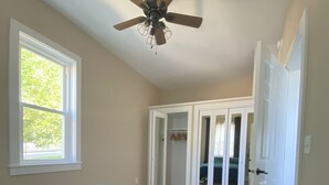 A bedroom with a bed, a ceiling fan, a window, and a door leading to a closet. - Cozy 1-bedroom apartment in lovely Alma with WiFi, AC (Alma)