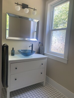 Haartrockner, Handtücher, Seife, Toilettenpapier