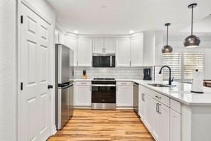 ثلاجة، ميكروويف، فرن، موقد طهي مسطح