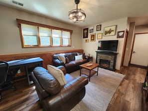 Smart TV, fireplace, ping pong, books - Country Aire - Entire Home (Cedarburg)