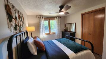 3 bedrooms, iron/ironing board, WiFi, bed sheets