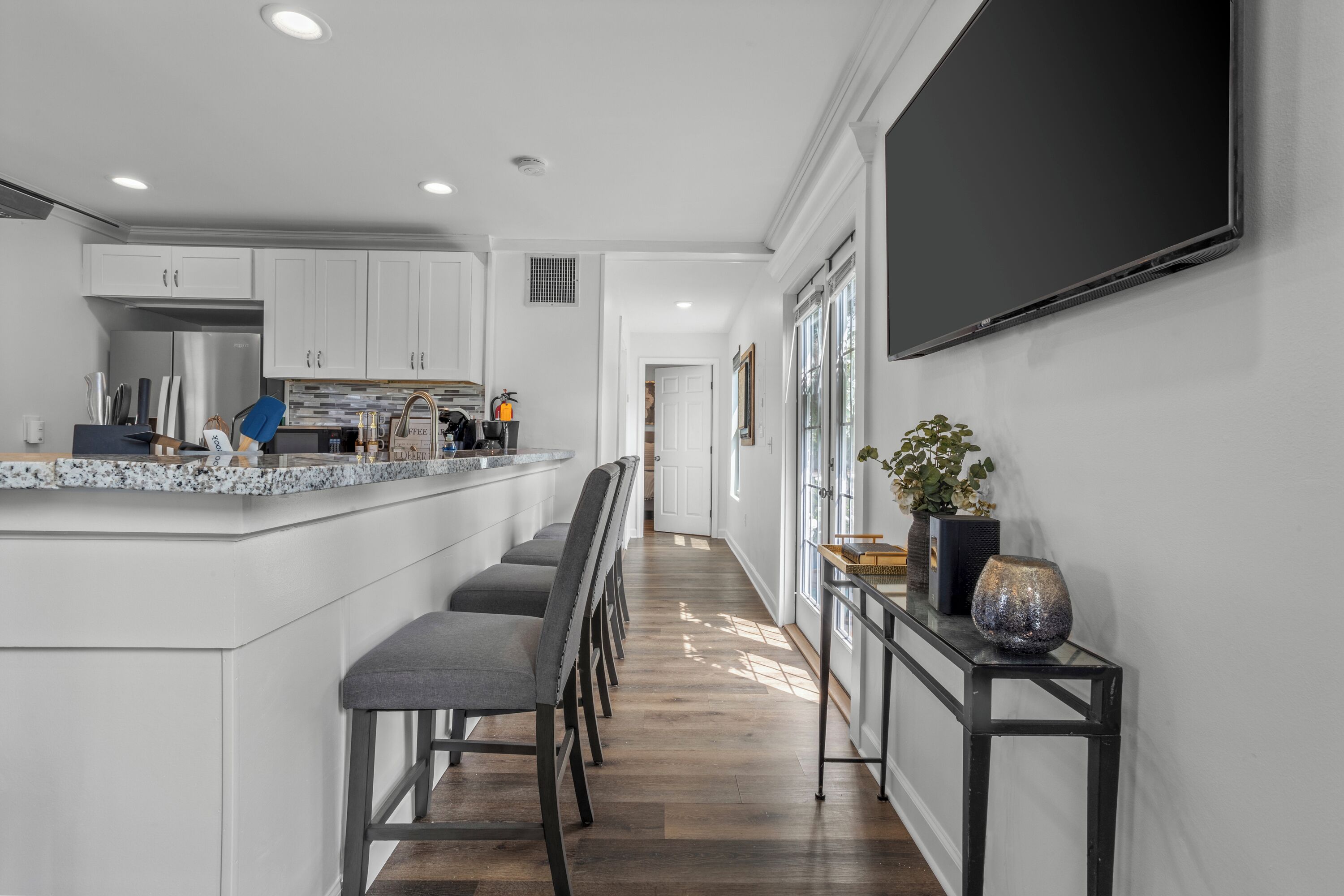 Jääkaappi, mikroaaltouuni, uuni, liesi