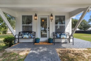 Terrace/patio - Beachfront Cottage with hot tub (Pass Christian)