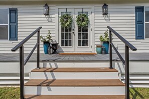 Exterior detail - Beachfront Cottage with hot tub (Pass Christian)