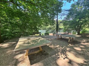 Outdoor dining - Studio apartment in the heart of nature with shared pool and playground (Bœrsch)