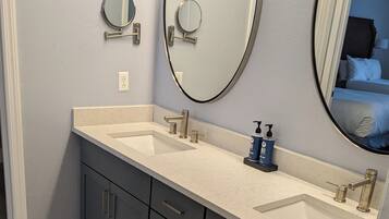 SĂšche-cheveux, serviettes fournies, savon, papier toilette