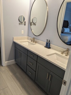 Secadora de cabello, toallas, jabón, papel de baño
