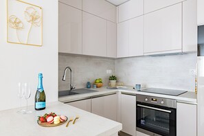Kühlschrank, Mikrowelle, Ofen, Herdplatte