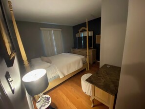 4 bedrooms, iron/ironing board, WiFi, bed sheets