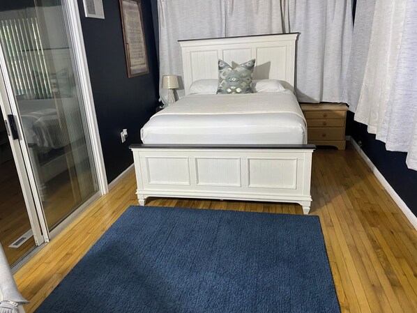 4 bedrooms, iron/ironing board, WiFi, bed sheets