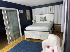 4 bedrooms, desk, iron/ironing board, travel crib