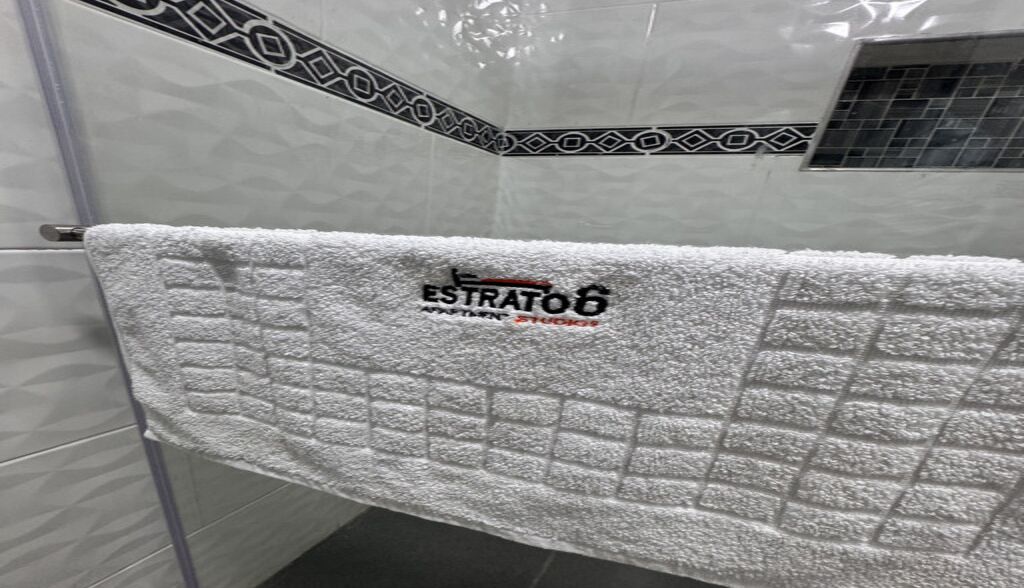 Hiustenkuivaaja, bidee, pyyhkeet, saippua