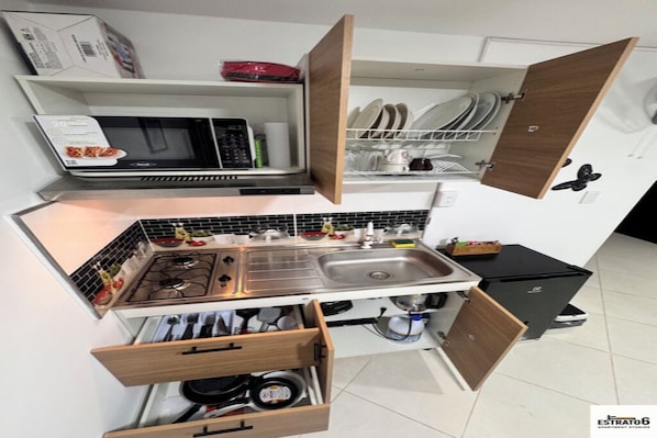 Een magnetron, een kookplaat