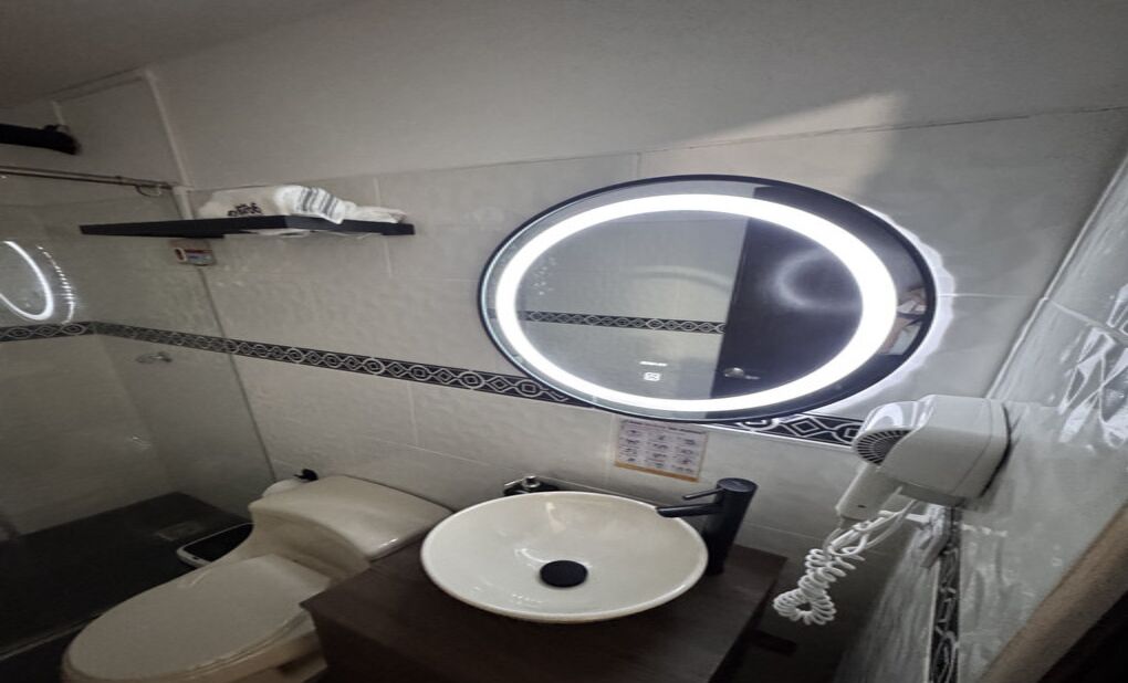 Hiustenkuivaaja, bidee, pyyhkeet, saippua