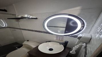 Hiustenkuivaaja, bidee, pyyhkeet, saippua