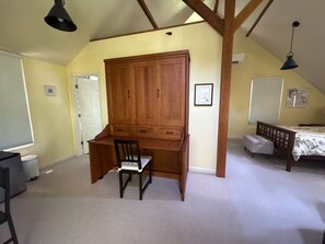 1 bedroom, desk, iron/ironing board, travel cot - Elegant, private getaway (Swarthmore)