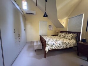 1 soverom, skrivebord, strykejern/-brett og reiseseng for barn