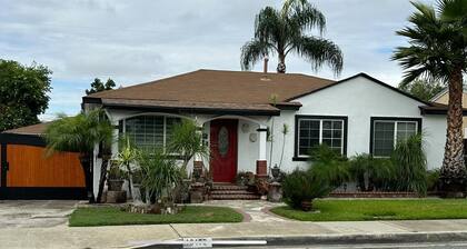 Charming 1-bedroom with WiFi, AC in terrific Montclair with pool