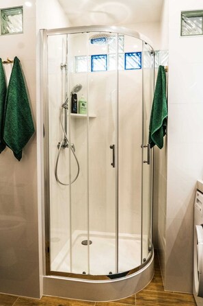 Dusche, Haartrockner, Handtücher