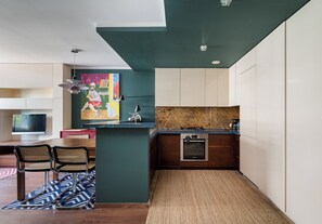 Fridge, oven, stovetop, dishwasher