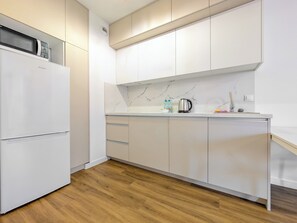 Réfrigérateur, micro-ondes, plaque de cuisson, lave-vaisselle