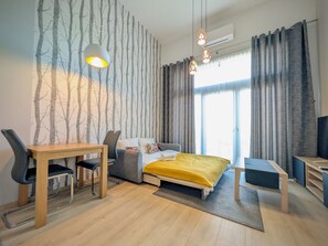 Tabla de planchar con plancha, wifi y ropa de cama 