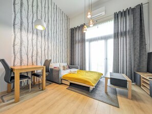 Een strijkplank/strijkijzer, wifi, beddengoed