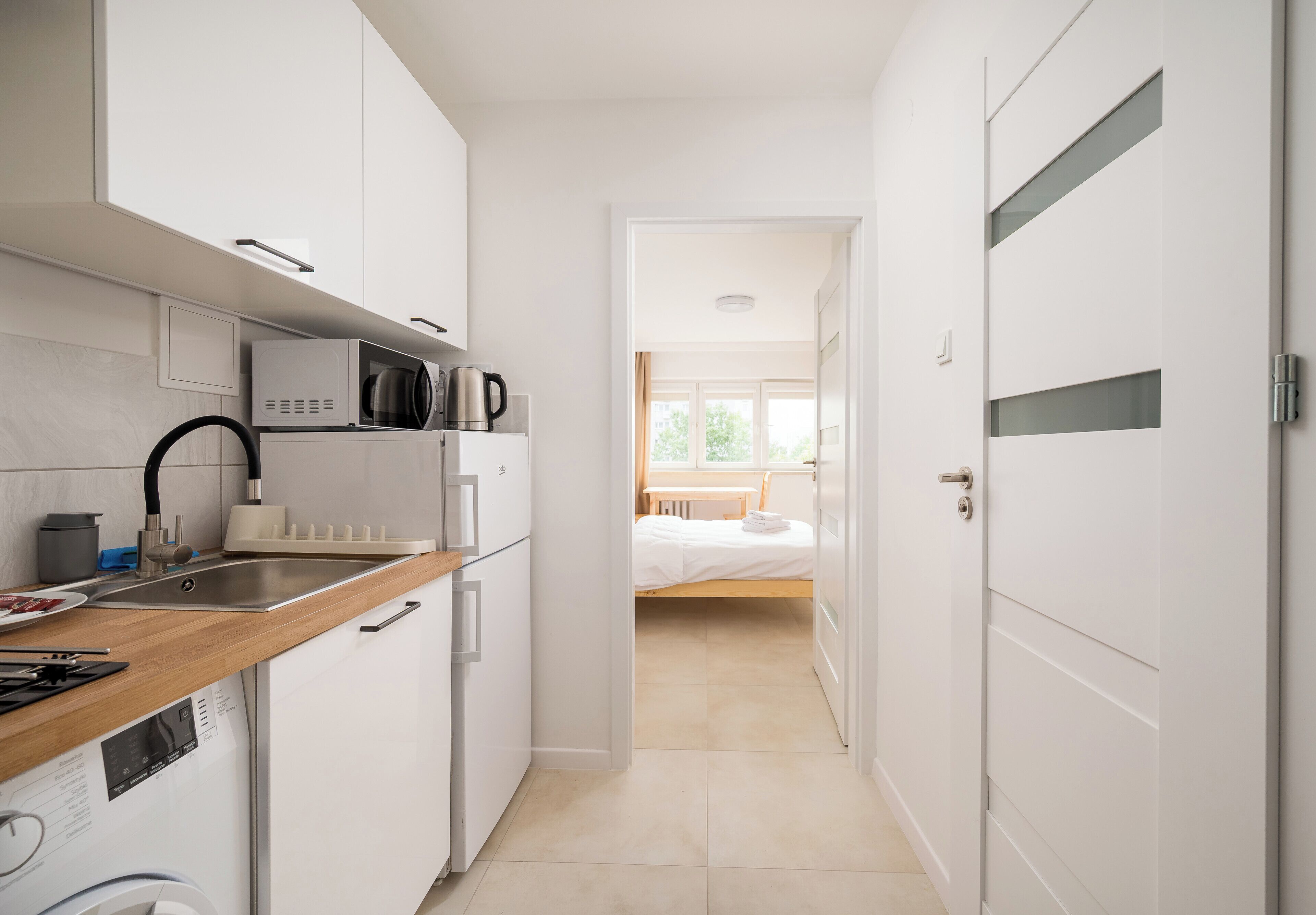 Jääkaappi, mikroaaltouuni, liesi, leivänpaahdin