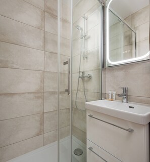 Shower, hair dryer, towels