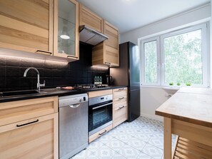 Kühlschrank, Mikrowelle, Ofen, Herdplatte