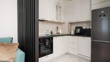 Een koelkast, een magnetron, een oven, een kookplaat