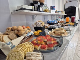 Desayuno autoservicio gratuito y diario