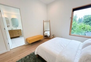 4 bedrooms, desk, iron/ironing board, free WiFi