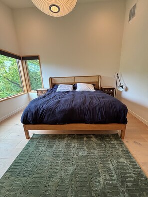 4 bedrooms, desk, iron/ironing board, free WiFi