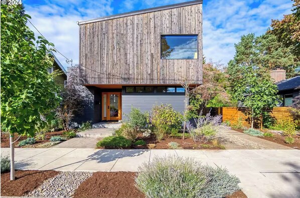 Exterior - Luxurious Scandinavian Modern Home Near Mt. Tabor - Book for 30+ Nights (Portland)