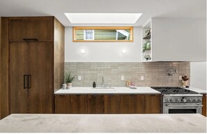 Kylskåp, mikrovågsugn, ugn och spishäll