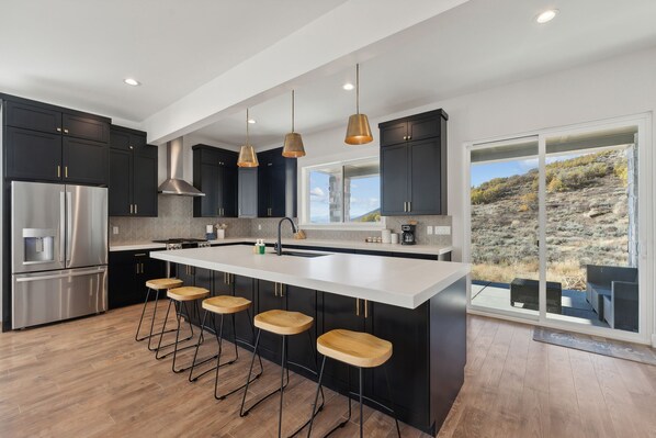 Jääkaappi, mikroaaltouuni, uuni, liesi