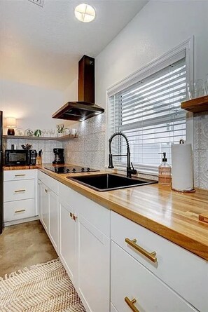 Micro-ondes, four, plaque de cuisson, lave-vaisselle