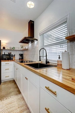 Micro-ondes, four, plaque de cuisson, lave-vaisselle