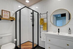Regadera, toallas, jabón, shampoo 