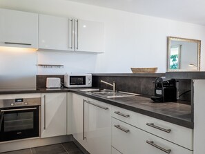 Kühlschrank, Mikrowelle, Ofen, Geschirrspüler