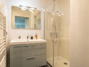 Dusche, Haartrockner, Handtücher