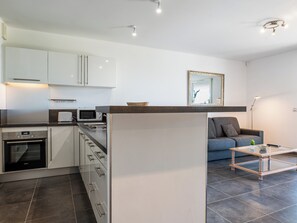 Kjøleskap, mikrobølgeovn, ovn og oppvaskmaskin