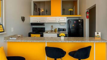 Microondas, horno, parrilla de estufa y lavavajillas