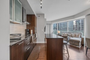 Kylskåp, mikrovågsugn, ugn och spishäll